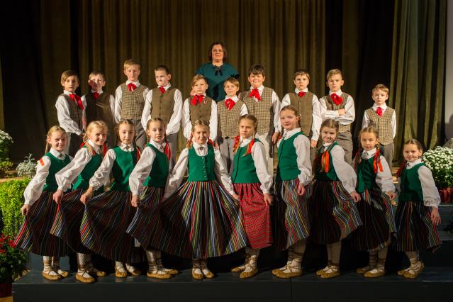 Tautisko deju kolektīvs "Nebēdnieki"